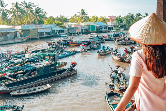 Best time to visit Cai Be floating market
