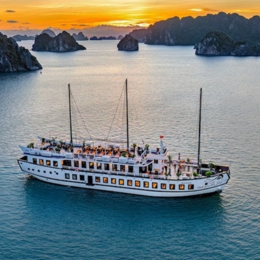 Treasure Junk Cruise In Bai Tu Long Bay 