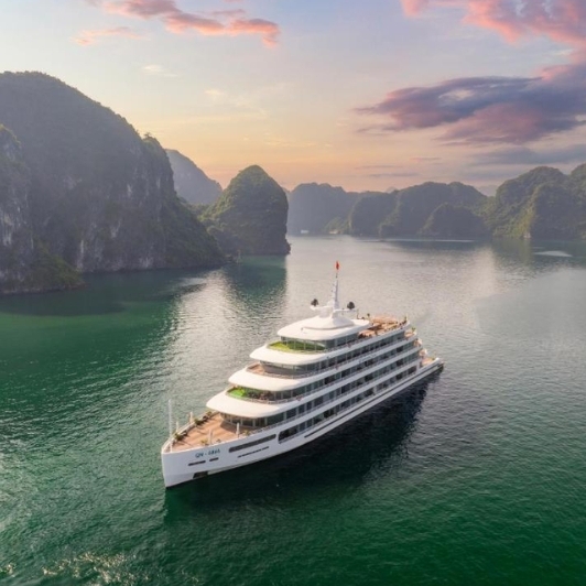 Catherine Cruise Boat In Halong Bay 