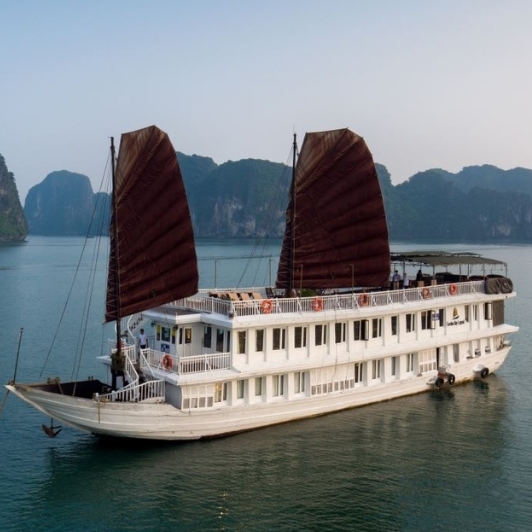 Garden Bay Legend Cruise 01 (10 Cabins) In Bai Tu Long Bay 