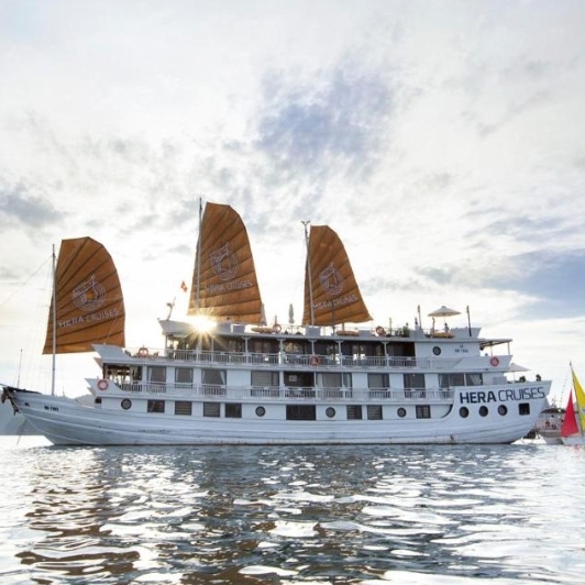 Hera Grand Luxury Cruise Boat In Halong Bay 