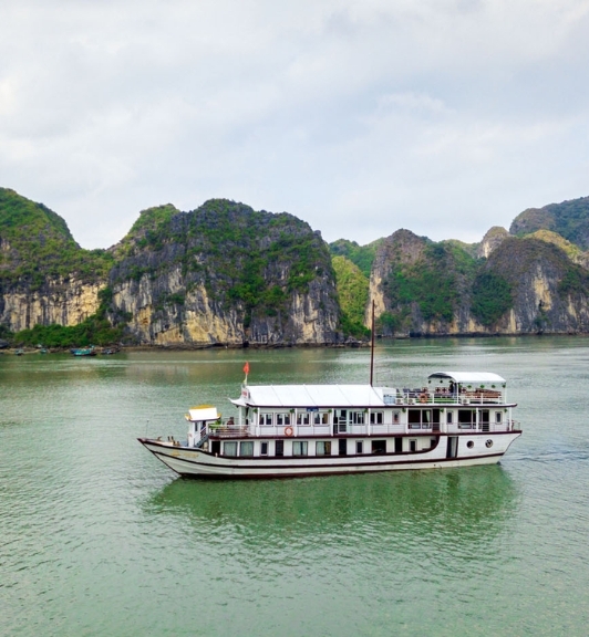 Cozy Bay Cruise Through Halong Bay 