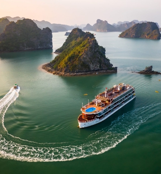 Heritage Cruise Boat Binh Chuan Halong Bay