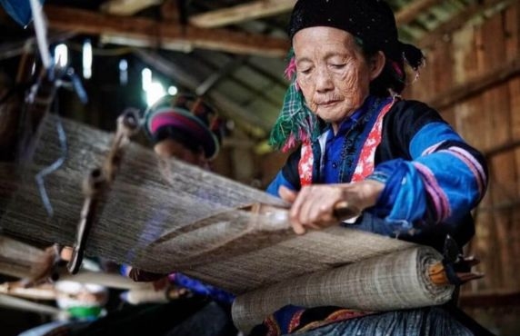 Discover The Traditional Hmong Linen Weaving In Lung Tam Village Discover The Traditional Hmong Linen Weaving In Lung Tam Village