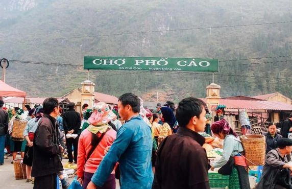 Pho Cao: Vibrant Ethnic Market In Dong Van, Ha Giang Pho Cao: Vibrant Ethnic Market In Dong Van, Ha Giang