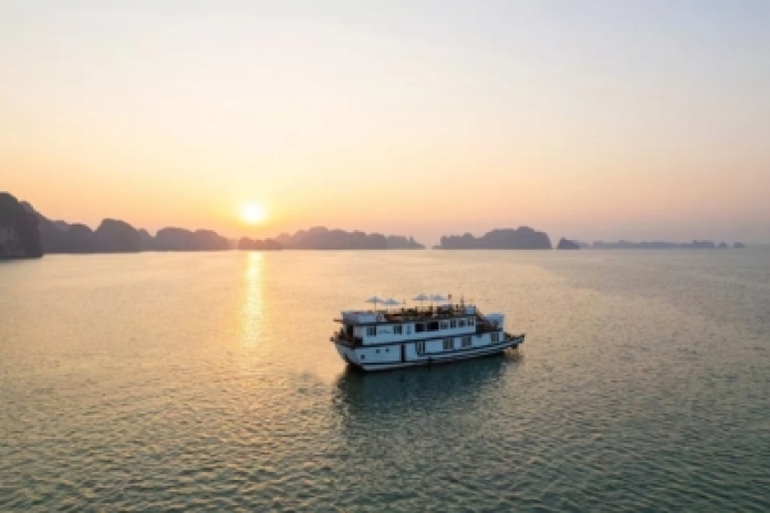 Hanoi - Halong Bay - Tung Sau/Luon Cave - Titop Island (L,D)