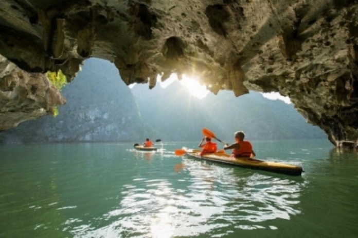 Luon Cave (Kayaking / Sampan Boat ) - Halong Bay (B, Brunch)