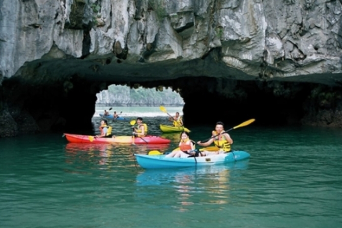 Luon Cave (Kayak / Sampan Boat) - Halong Bay (B, Brunch)