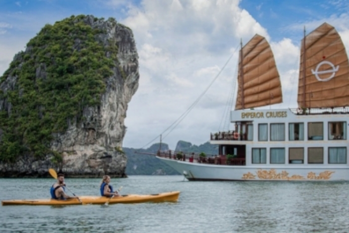 Hanoi - Halong Bay - Me Cung Cave - Tung Sau Pearl Farm ( Lunch - Dinner)