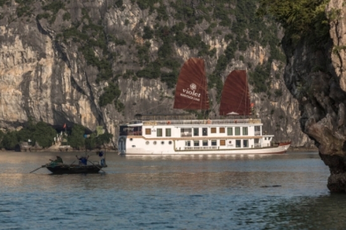 Hanoi - Tuan Chau Port - Cua Van Village - Tien Ong Cave (-,L,D)