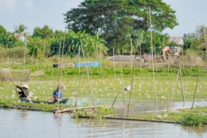 Vinh Xuong Border - Phnom Penh (B,L,D)