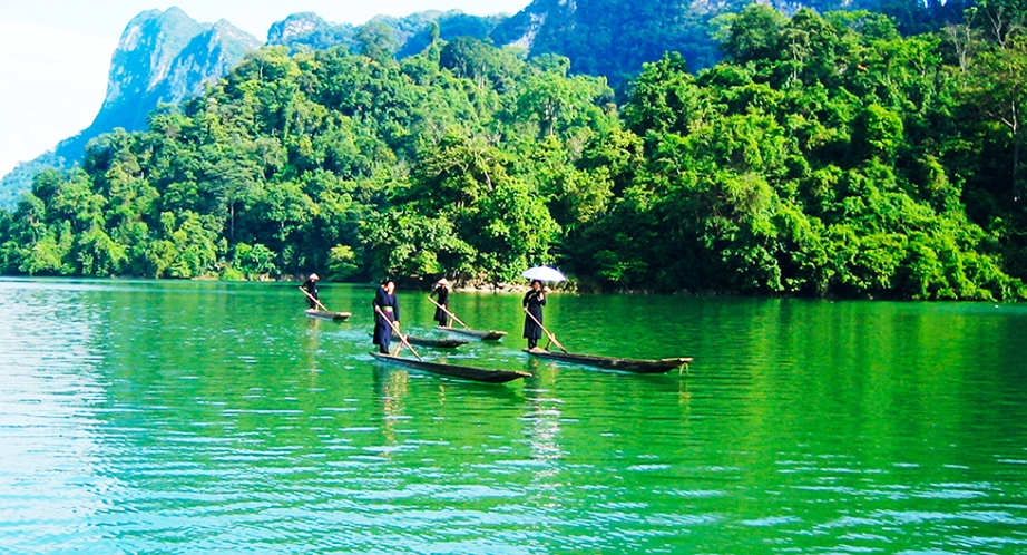 Ba Bể Lake cruise by sampan