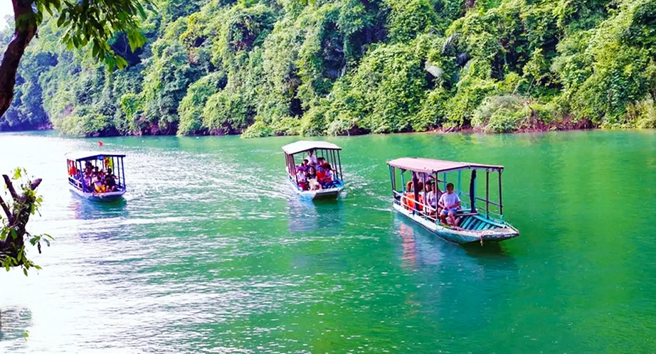 Ba Bể Lake cruise by sampan