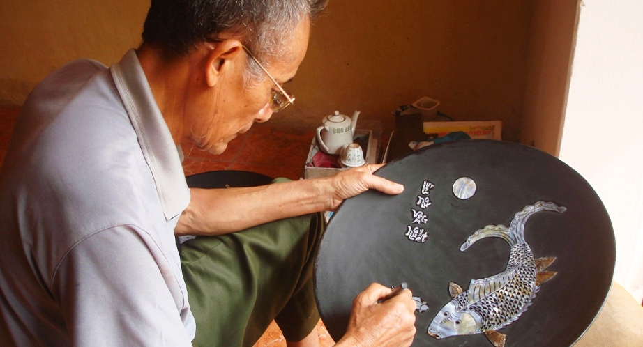 Chuôn Ngọ mother-of-pearl mosaic craft village