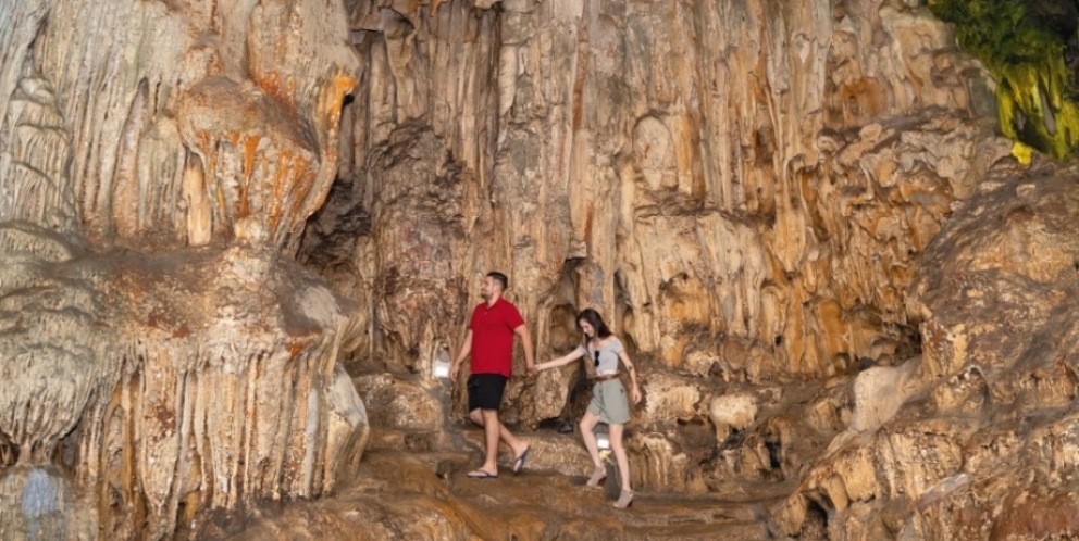 Magnificient beauty of Sung Sot cave