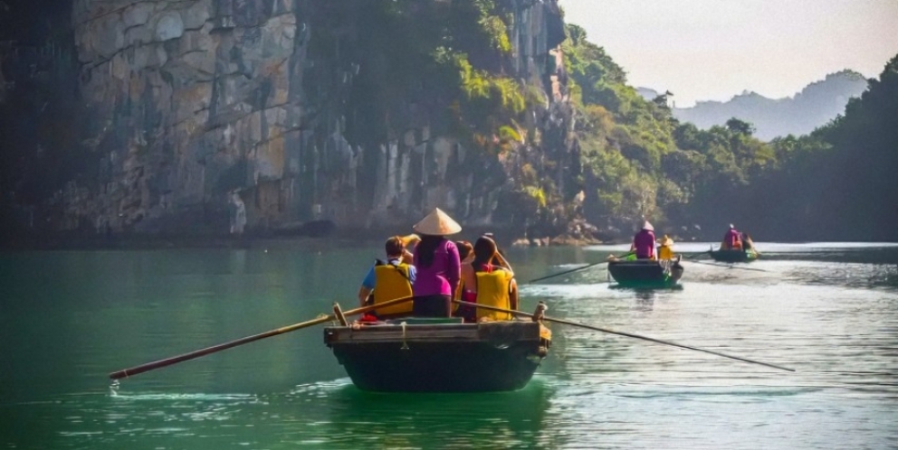 Boat rowing to Luon cave 