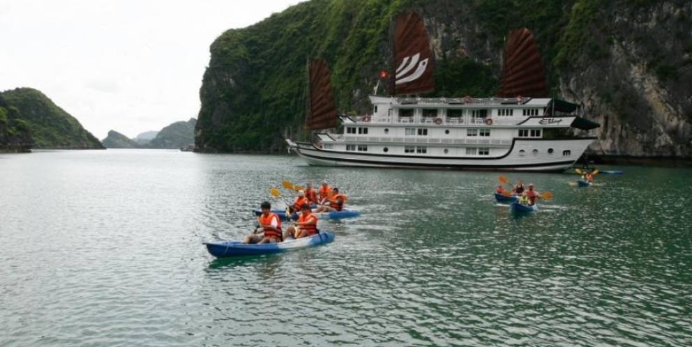 Kayaking in Halong Bay 