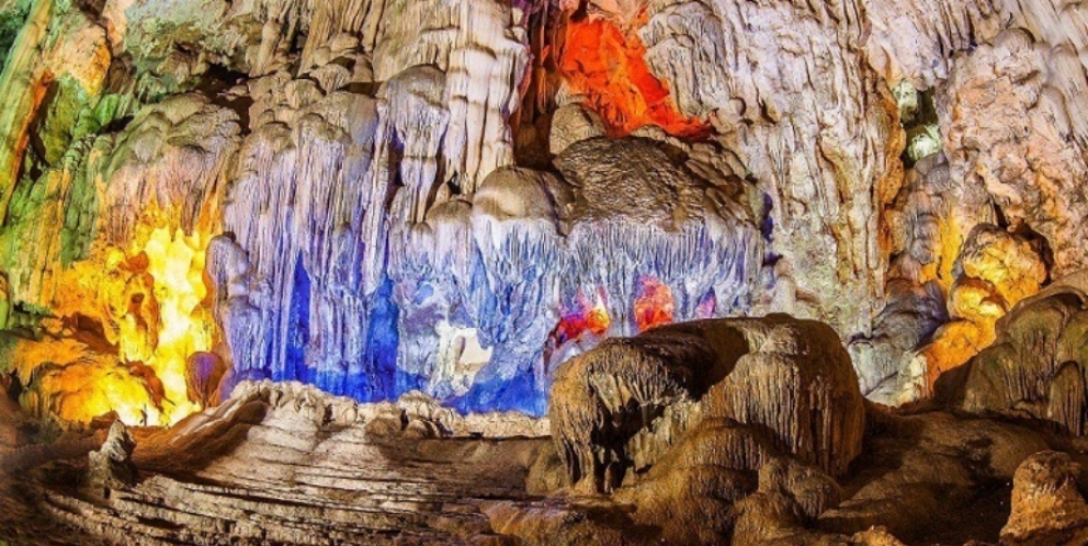 Discover Sung Sot cave 