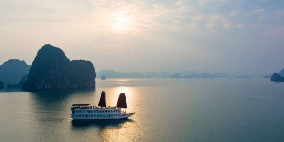 Garden Bay Legend cruise 01 in Bai Tu Long Bay