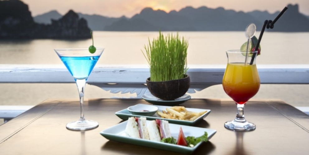 Enjoy cocktails with unforgettable moment 