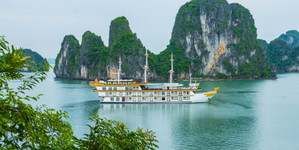 Dragon Legend Cruise sails through Bai Tu Long bay 