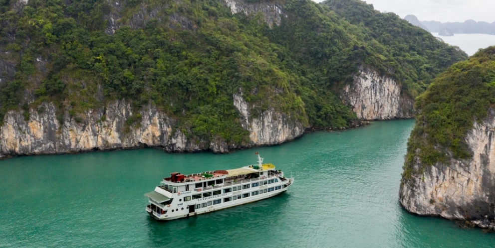 Regina Royal cruise through Halong bay - Lan Ha bay