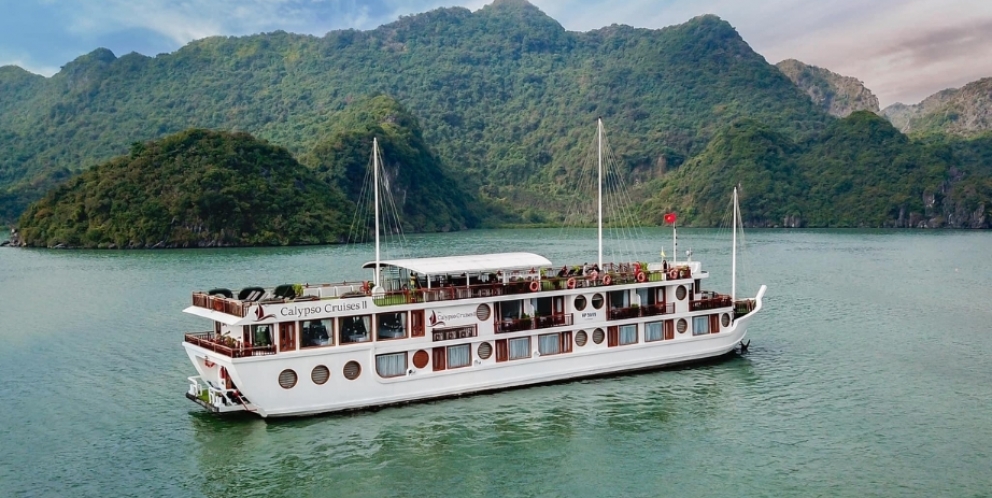 Junk cruise sails through Lan Ha bay - Cat Ba Island