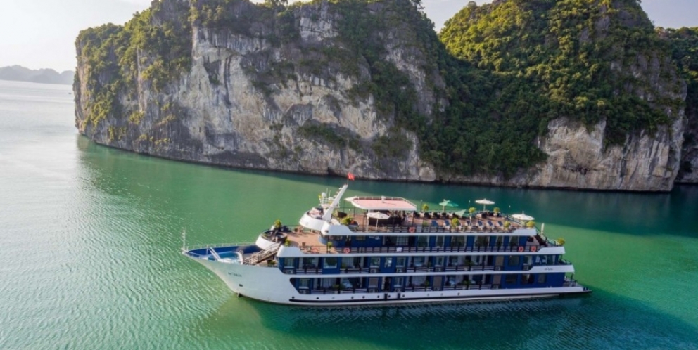 Rosy Cruise Boat in Lan Ha Bay 