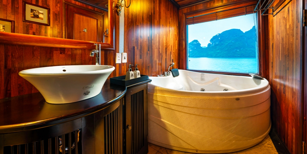 Bathroom-Valentine-junk-Halong