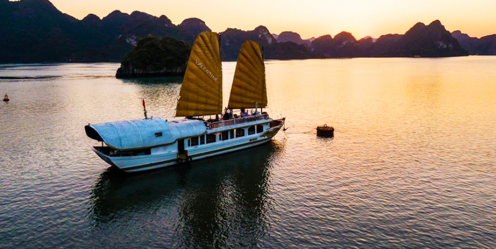 Valentine junk boat cruise Halong Bay