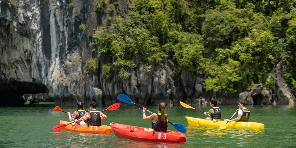 Kayaking-in-halong-bay