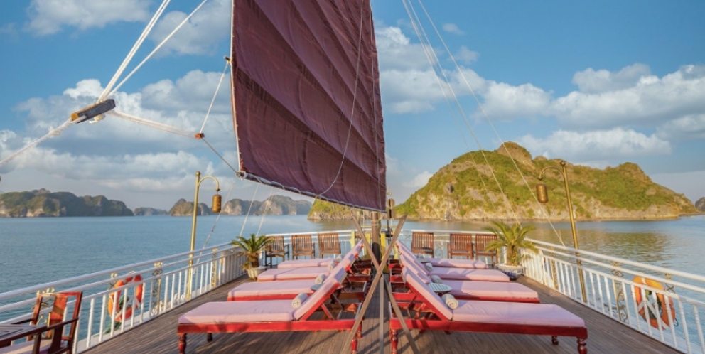 See whole Halong bay on sundeck 