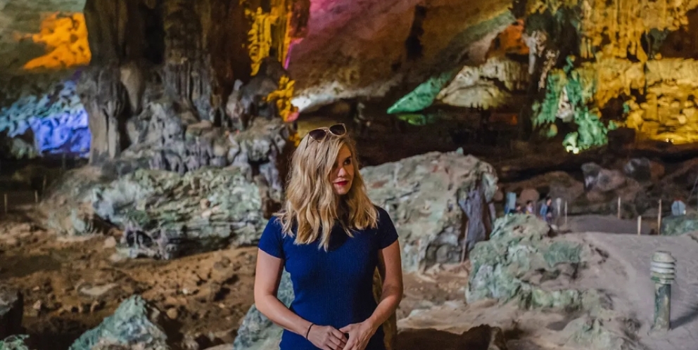 Magnificient Tien Ong Cave in Halong bay 