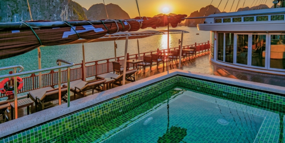 Sundeck pool 