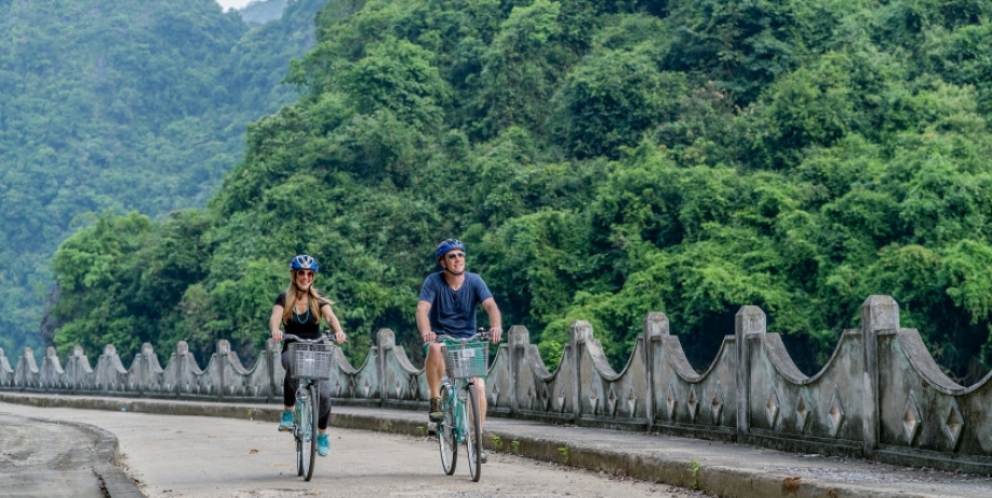 Cycling in Cat Ba Island 