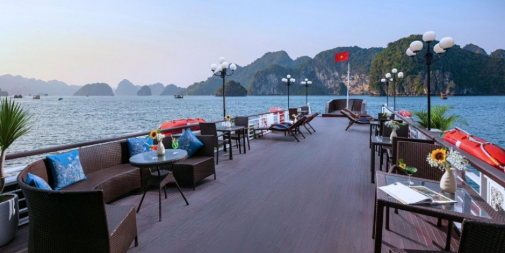 Breathtaking Bai Tu Long Bay scenery 