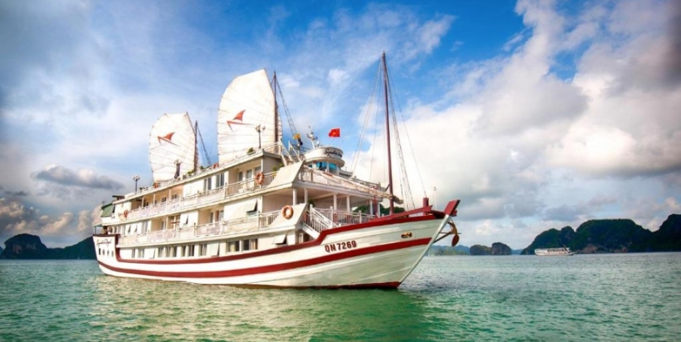 Signature Royal Cruise in Bai Tu Long bay