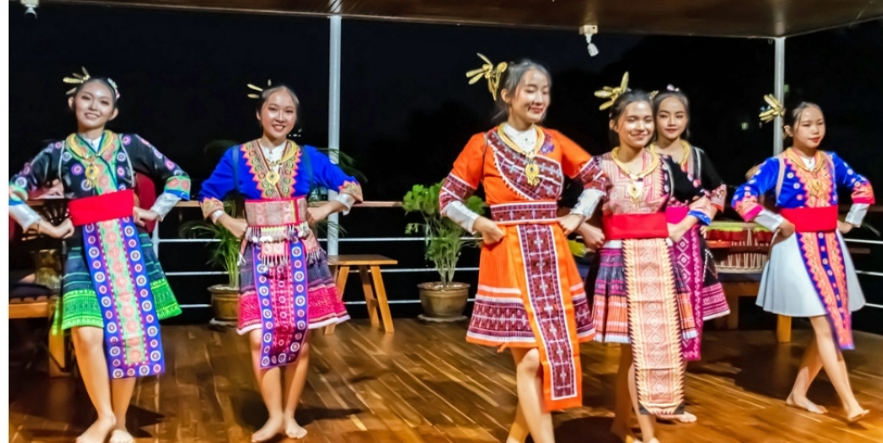 Enjoy traditional Lao dance