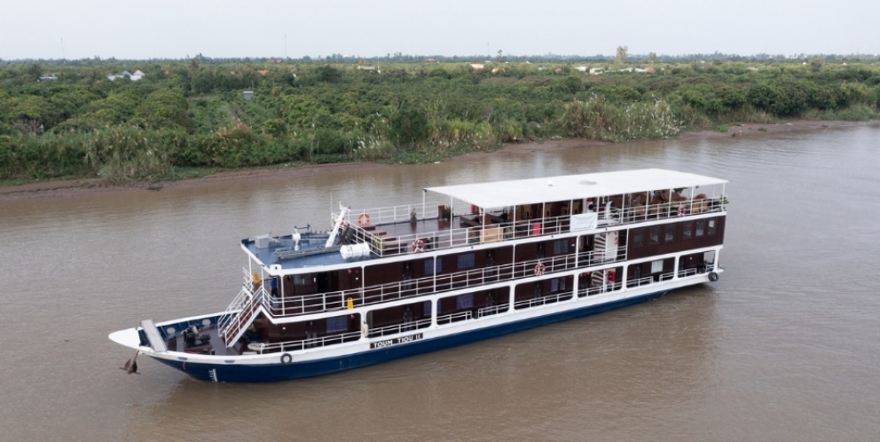 Toum Tiou 2 cruise boat through Mekong river 