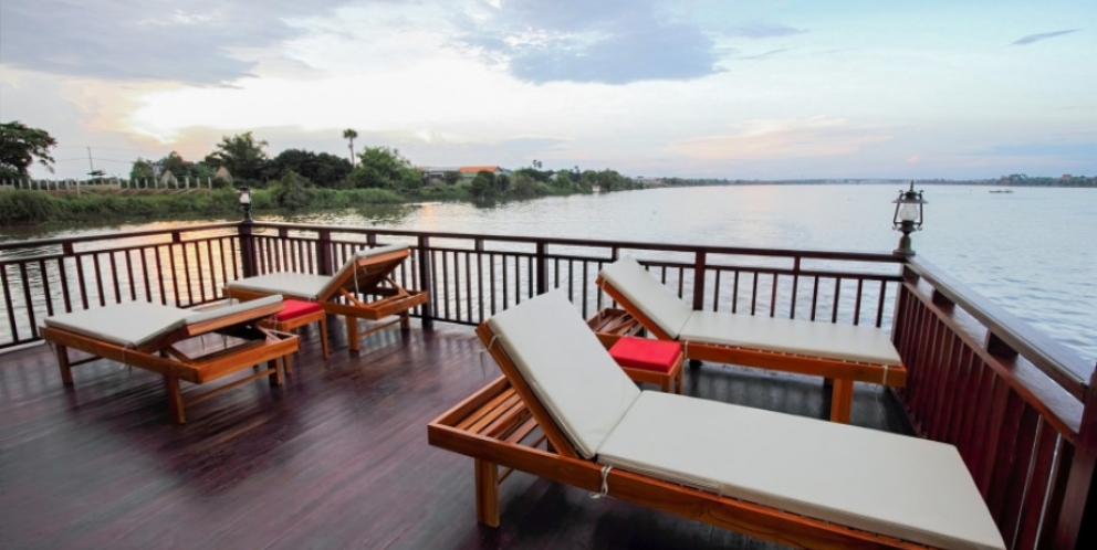 Sundeck with wonderful view of Mekong river