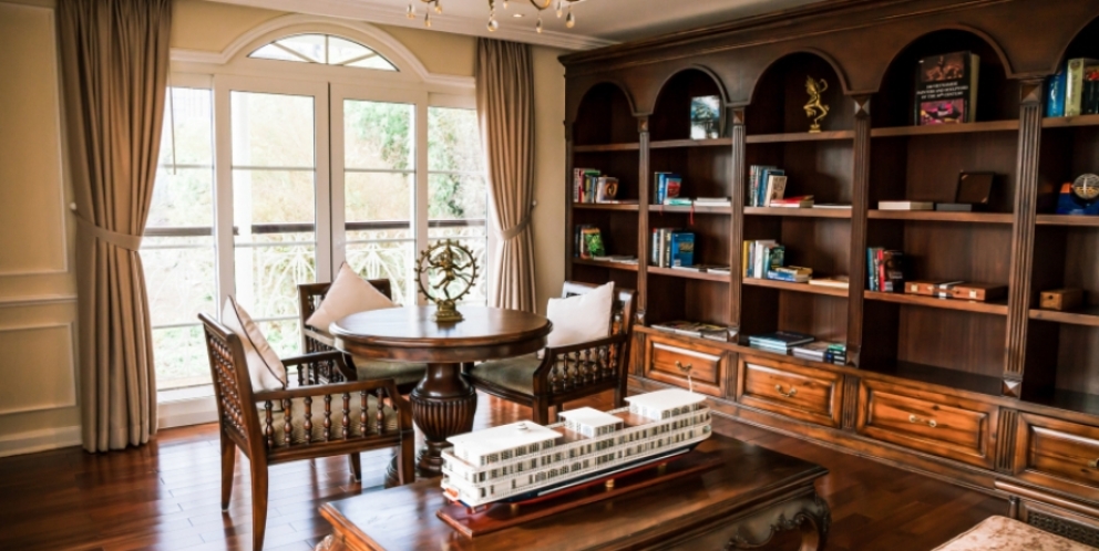 Spacious & luxurious library 