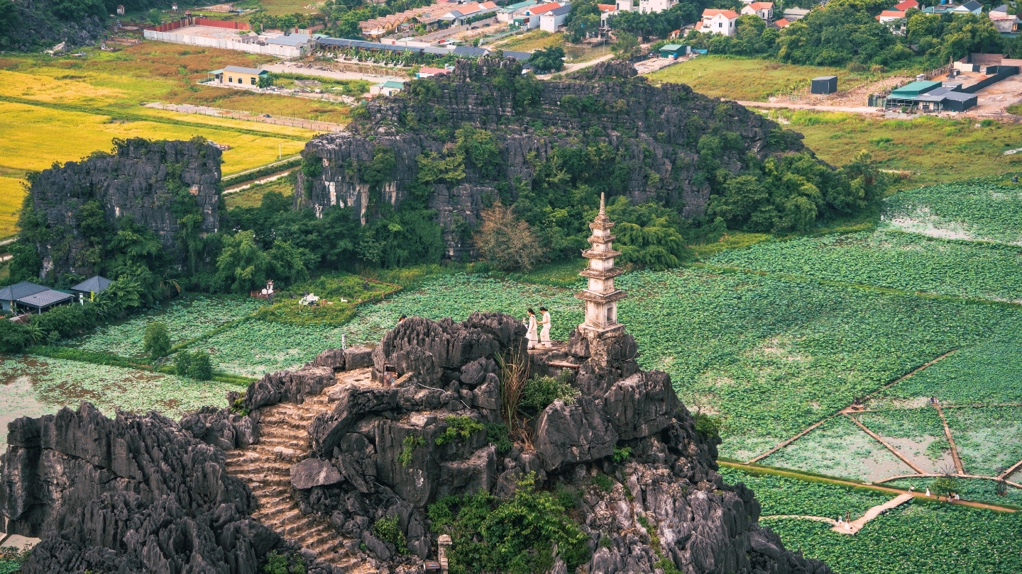 Panoramic views from Mua Cave viewpoint