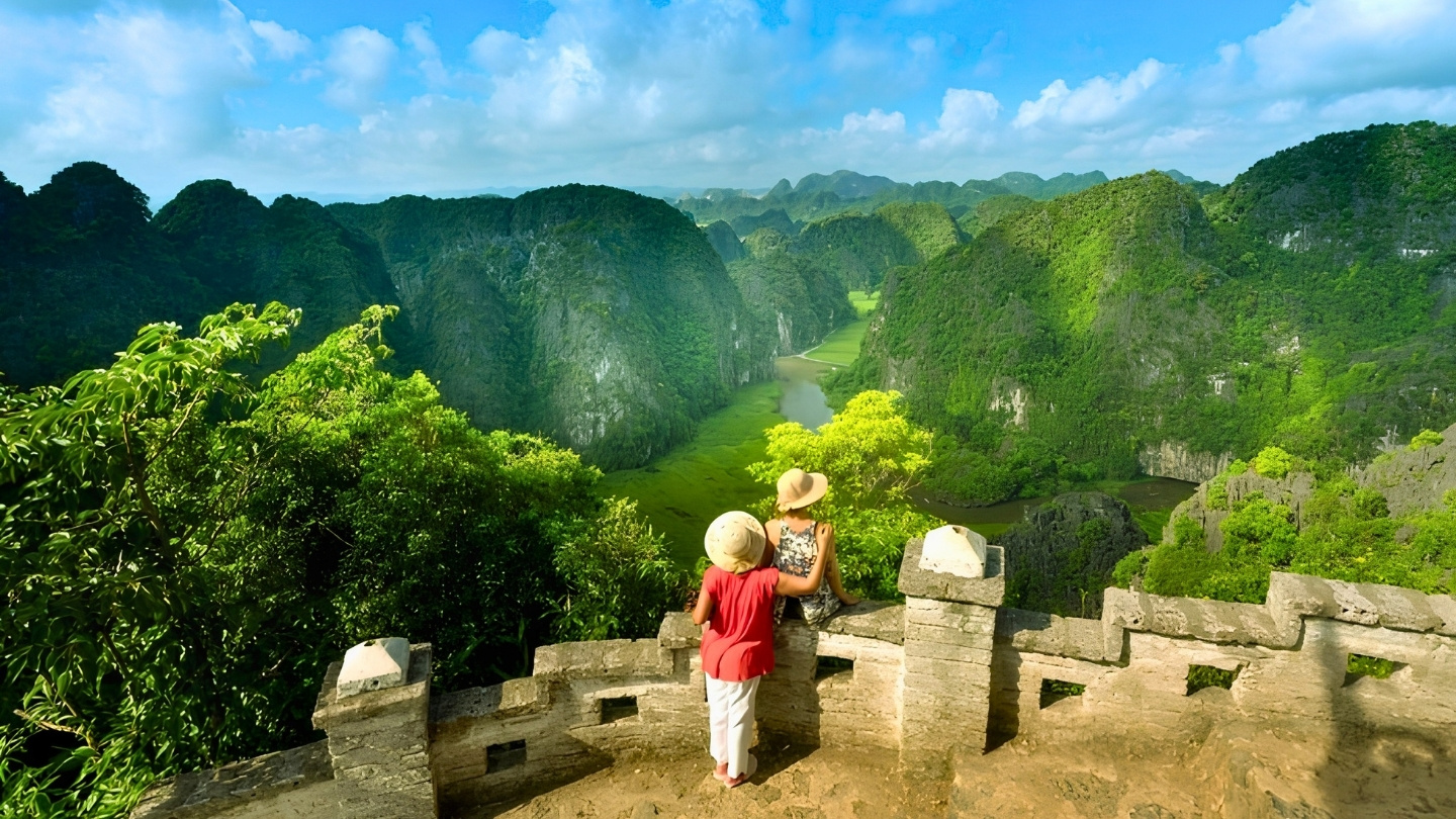A breathtaking view of the Ngô Đồng River from Hang Mua