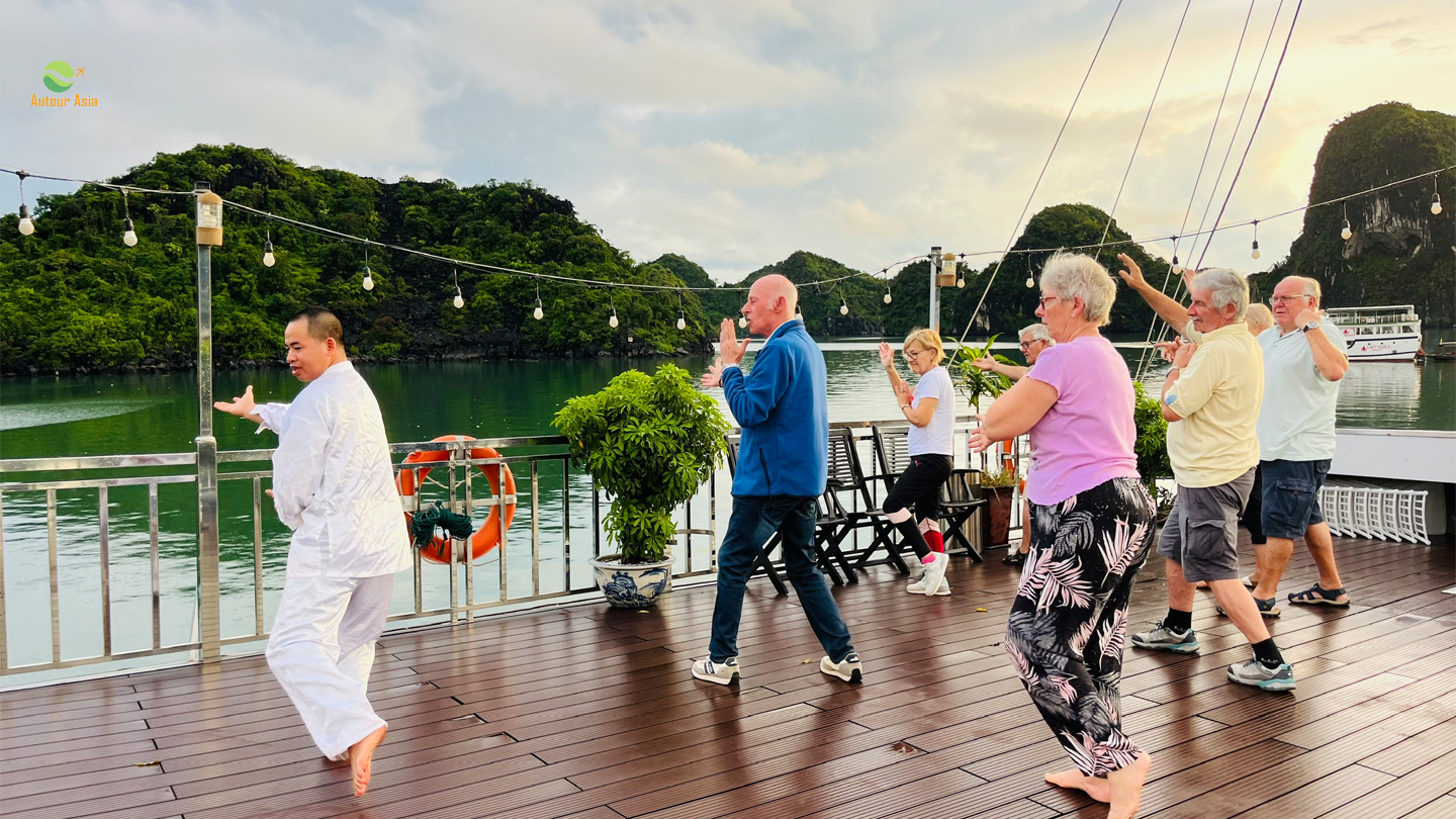 Unforgettable cruise in Ha Long Bay!