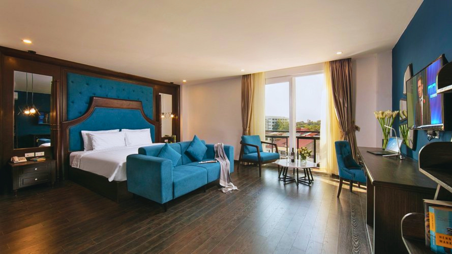 Azalea Park View Hotel: A modern room with touches of blue