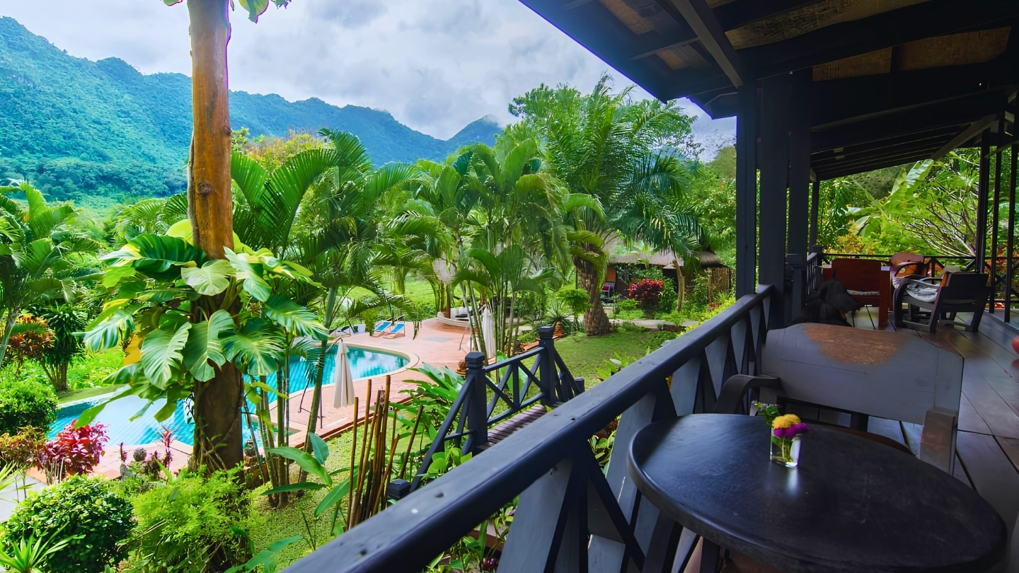 Pool and mountain views at Hillside - Nature Lifestyle Lodge