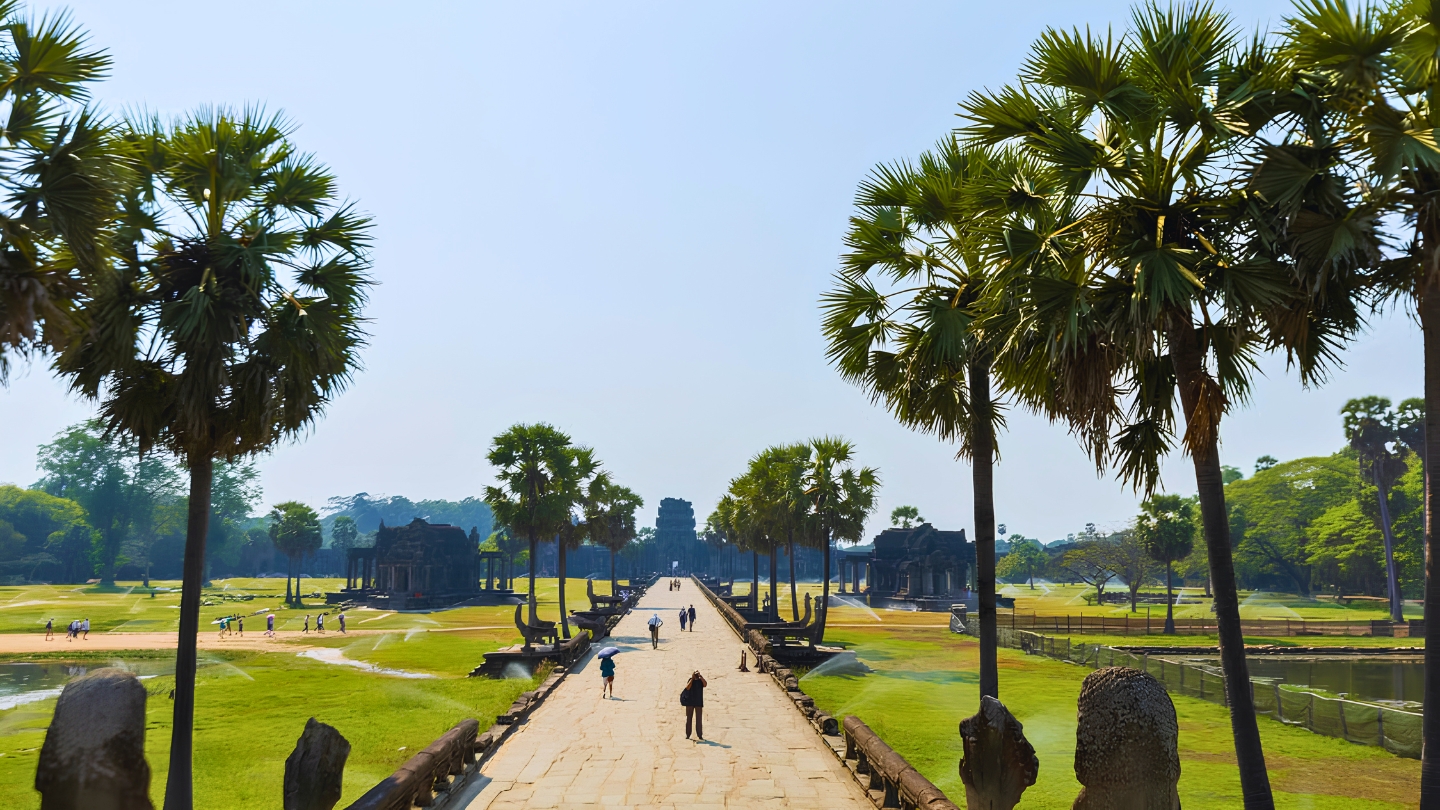The wonders of Angkor Wat in the first light of day