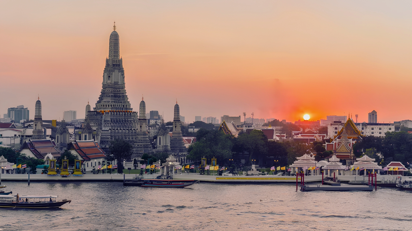 Wat Arun, a golden jewel on the banks of the Chao Phraya River