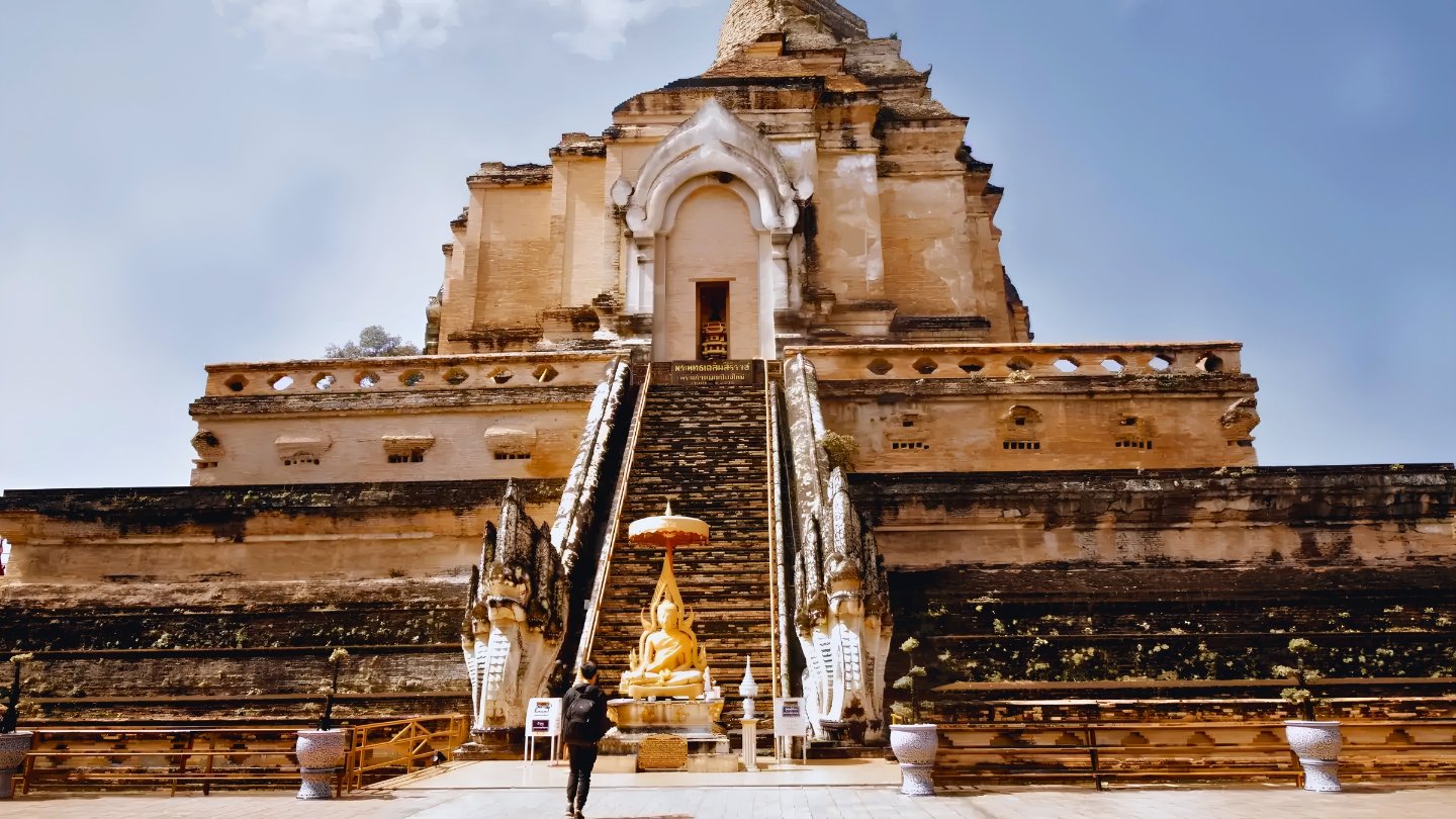 The splendor of Wat Chedi Luang in the heart of the old town