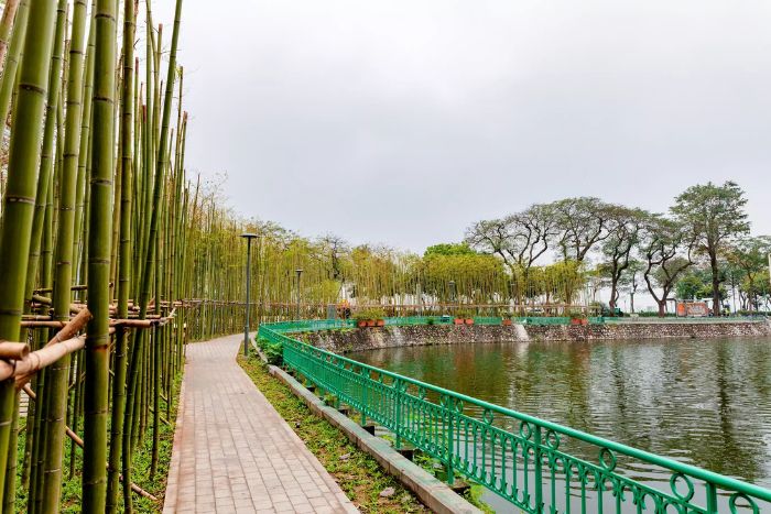 Truc Bach, between temples, trees and lakeside scenery